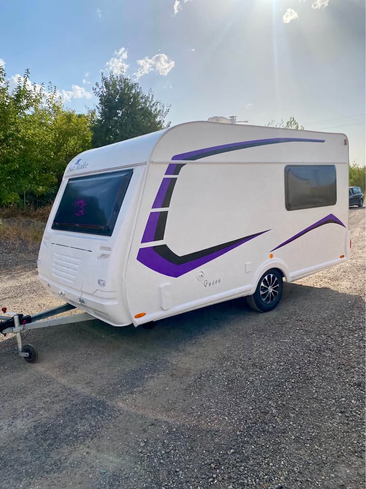 Caravana Sun Roller Queen, vista frontal y lateral