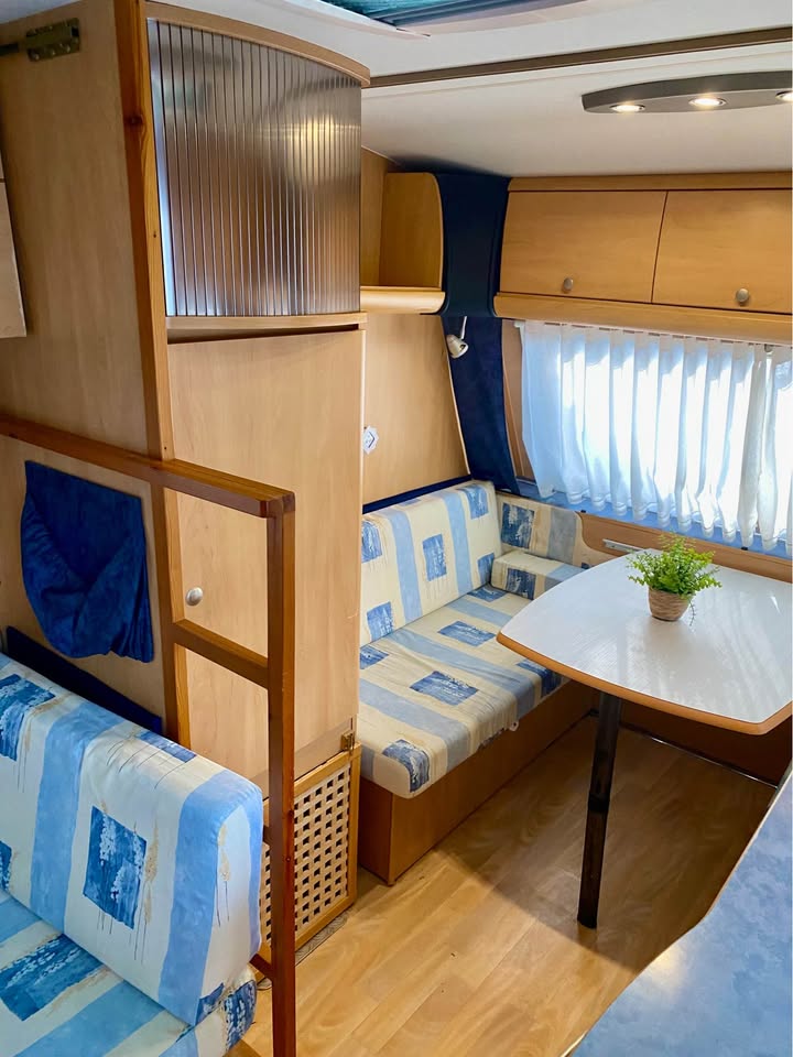 Interior de la caravana con salones y mobiliario